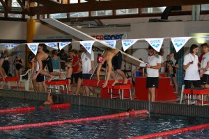 Start über 100m Freistil: Constantin (li) und Tom (re)