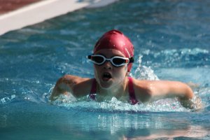 Die zehnjährige Anne Lämmerzahl holte sich als Schwimmerin der SG Lauf drei Goldmedaillen beim 12. Goldsprinterpokal in Schwabach, hier auf ihrer „Paradestrecke“, den 50m Schmetterling